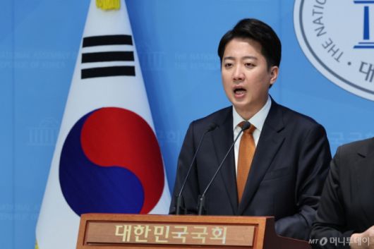 [서울=뉴시스] 권창회 기자 = 제21대 대통령선거 공식 선거운동 첫날인 12일 오전 이준석 개혁신당 대선 후보가 서울 여의도 국회 소통관에서 열린 선거 구상 발표 기자회견에서 발언하고 있다. 2025.05.12. /사진=권창회