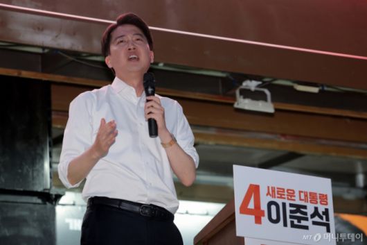 (서울=뉴스1) 박정호 기자 = 이준석 개혁신당 대통령 후보가 공식 선거운동이 시작된 12일 서울 중구 청계광장에서 가진 서울 첫 집중유세에서 지지를 호소하고 있다. 2025.5.12/뉴스1  Copyright (C) 뉴스1. All rights reserved. 무단 전재 및 재배포,  AI학습 이용 금지. /사진=(서울=뉴스1) 박정호 기자