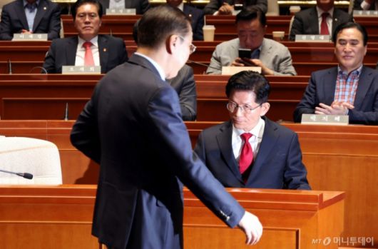 김문수 국민의힘 대선후보가 9일 서울 여의도 국회에서 열린 의원총회에서 발언을 마치고 떠나는 권영세 비대위원장을 바라보고 있다. 2025.05.09. /사진=뉴시스 /사진=조성봉