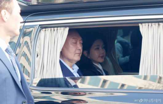 (서울=뉴스1) 김성진 기자 = 윤석열 전 대통령과 김건희 여사가 헌법재판소 파면 결정 후 일주일 만인 11일 오후 서울 용산구 한남동 대통령 관저를 떠나고 있다. (공동취재) 2025.4.11/뉴스1  Copyright (C) 뉴스1. All rights reserved. 무단 전재 및 재배포,  AI학습 이용 금지. /사진=(서울=뉴스1) 김성진 기자