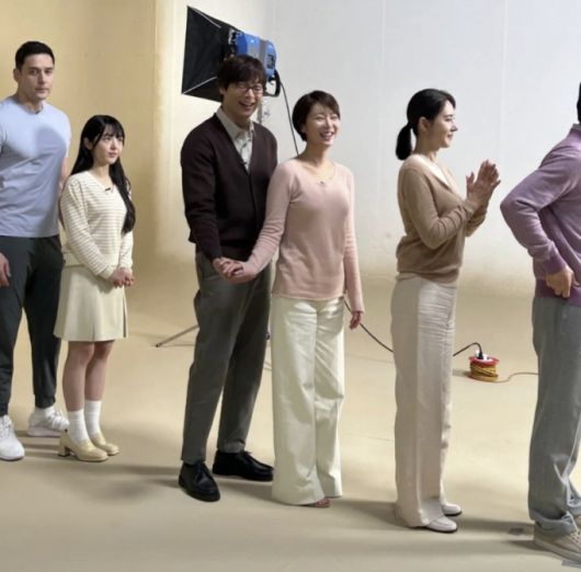 선풍적 인기를 끈 MBC 시트콤 '지붕 뚫고 하이킥' 출연진이 15년 만에 광고 촬영 현장에서 뭉쳤다. /사진=황정음 인스타그램 갈무리