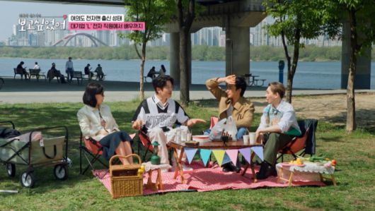 여의도한강공원에서 대화를 나누는 최화정, 허성태, 이상이, 김호영. /사진=ENA '최화정, 김호영의 보고싶었어' 캡처