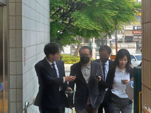 12일 오전 10시12분쯤 정치자금법 위반 혐의로 불구속 기소된 건진법사 전성배씨가 서울남부지방법원에 출석하고 있다. /사진=오석진 기자