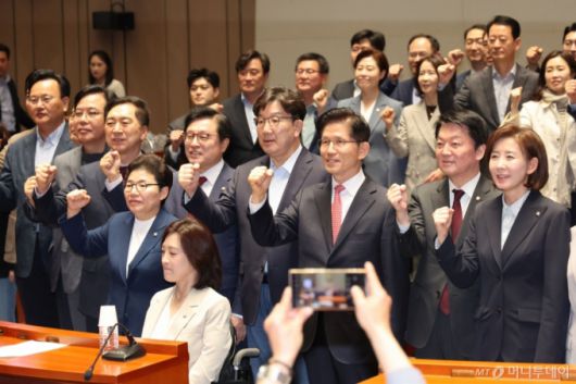 김문수 국민의힘 대선 후보, 권성동 원내대표를 비롯한 의원들이 11일 서울 여의도 국회에서 열린 의원총회에서 기념촬영을 하고 있다. 2025.05.11./사진=뉴시스 /사진=권창회