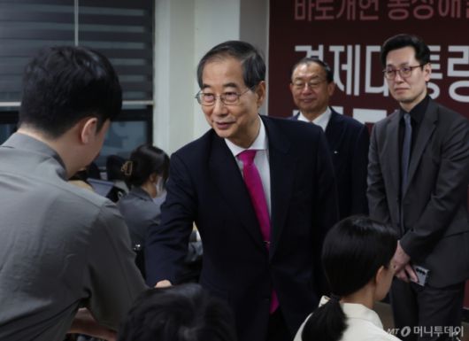 한덕수 전 국무총리가 11일 서울 여의도 대선 캠프 사무실에서 기자회견을 마친 뒤 기자들과 인사를 하고 있다. 2025.05.11. /사진=뉴시스 /사진=고승민