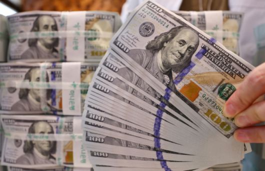 지난달 22일 서울 중구 하나은행 위변조대응센터에서 직원이 달러화를 정리하고 있다. 도널드 트럼프 미국 대통령이 제롬 파월 미국 연방준비제도 의장에게 금리 인하를 압박하며 연준의 독립성 침해 우려가 커지자 주요 6개국 통화대비 달러의 상대적 가치를 의미하는 달러 지수가 2022년 3월 이후 3년 만에 최저치인 98대 초반으로 떨어지는 등 달러 가치가 하락하고 있다./사진=뉴시스