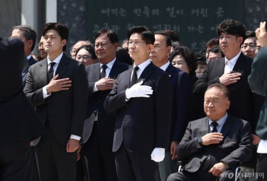 (대전=뉴스1) 김민지 기자 = 김문수 국민의힘 대통령 후보가 12일 대전 유성구 국립대전현충원 현충탑에서 김용태 비상대책위원장 내정자 등과 참배를 마치고 국민의례를 하고 있다. 2025.5.12/뉴스1  Copyright (C) 뉴스1. All rights reserved. 무단 전재 및 재배포,  AI학습 이용 금지. /사진=(대전=뉴스1) 김민지 기자