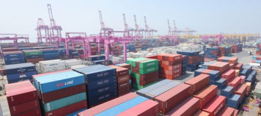 [인천=뉴시스] 전진환 기자 = 인천 연수구 인천신항 컨테이너 터미널에서 컨네이너가 쌓여 있다.  2025.05.12.