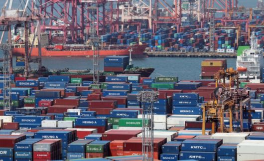 12일 부산 남구 신선대(사진 아래) 및 감만(위) 부두 야적장에 수출입 컨테이너가 가득 쌓여 있다. /사진=뉴시스