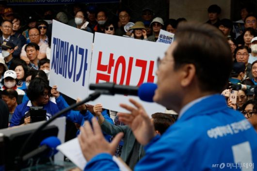 [대구=뉴시스] 권창회 기자 = 이재명 더불어민주당 대선 후보가 13일 대구 중구 동성로 광장에서 열린 집중유세에서 지지호소를 하고 있다. (공동취재) 2025.05.13.