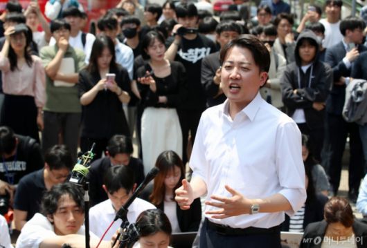 이준석 개혁신당 대통령 후보가 13일 대구 북구 경북대를 찾아 학생들과 점심 식사를 앞두고 복지관 앞에서 발언하고 있다. 2025.5.13/사진=뉴스1 /사진=(대구=뉴스1) 공정식 기자