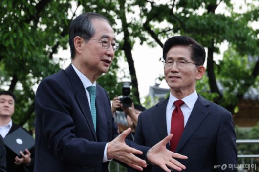 김문수 국민의힘 대통령 후보와 한덕수 무소속 대선 예비후보가 8일 오후 서울 여의도 국회 강변서재에서 후보 단일화 관련 공개 회동을 마친 후 인사하고 있다. 2025.5.8/사진=뉴스1 /사진=(서울=뉴스1) 안은나 기자