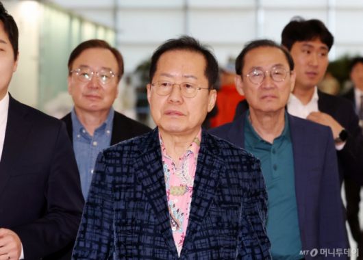 홍준표 전 대구시장이 10일 오후 인천국제공항 제1여객터미널을 통해 미국으로 출국하고 있다. 2025.05.10. /사진=뉴시스 /사진=이영환