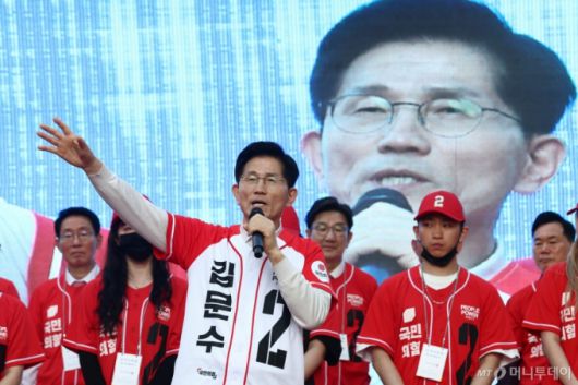 김문수 국민의힘 대통령 후보가 공식 선거운동 첫날인 12일 대구 서문시장을 방문해 상인들에게 인사하고 있다.  2025.5.12/사진=뉴스1 /사진=(대구=뉴스1) 김민지 기자