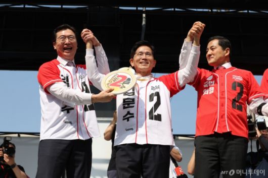 김문수 국민의힘 대통령 후보가 14일 경남 진주 광미사거리 일대에서 유세를 하기 전 강민국 의원으로부터 모형 마패를 받고 있다. (공동취재) 2025.5.14/사진=뉴스1 /사진=(진주=뉴스1) 김민지 기자