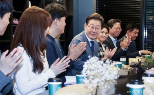 (성남=뉴스1) 안은나 기자 = 이재명 더불어민주당 대통령 후보가 12일 경기 성남시 분당구(판교) 한 오피스텔에서 'K-혁신' 브라운백미팅에 참여해 판교 IT개발자 2030 직장인들과 간담회를 갖고 있다. (공동취재) 2025.5.12/뉴스1  Copyright (C) 뉴스1. All rights reserved. 무단 전재 및 재배포,  AI학습 이용 금지. /사진=(성남=뉴스1) 안은나 기자