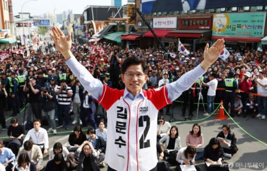 김문수 국민의힘 대통령 후보가 14일 경남 밀양시 밀양관아 앞에서 유세를 하고 있다. 2025.5.14/사진=뉴스1 /사진=(밀양=뉴스1) 김민지 기자