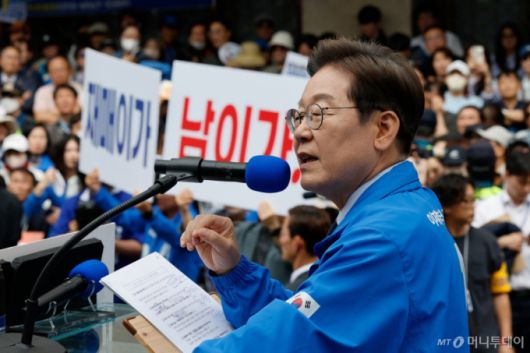 (대구=뉴스1) 안은나 기자 = 이재명 더불어민주당 대통령 후보가 대표적 험지인 대구·경북(TK) 지역 유세에 돌입한 13일 오후 대구 중구 동성로에서 지지를 호소하고 있다. 이 후보 뒤로 '재매이(재명이)가 남이가'라고 적힌 피켓이 보인다. 2025.5.13/뉴스1  Copyright (C) 뉴스1. All rights reserved. 무단 전재 및 재배포,  AI학습 이용 금지. /사진=(대구=뉴스1) 안은나 기자