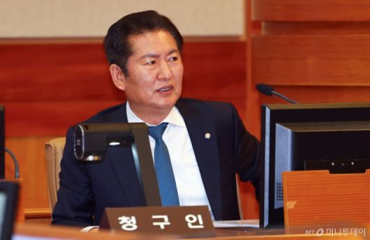 (서울=뉴스1) 김명섭 기자 = 정청래 국회 법사위원장이 13일 서울 종로구 헌법재판소에서 열린 고발사주의혹으로 탄핵소추된 손준성 대구고검 차장(검사장)의 첫 정식 변론기일에 출석해 있다. (공동취재)      2025.5.13/뉴스1  Copyright (C) 뉴스1. All rights reserved. 무단 전재 및 재배포,  AI학습 이용 금지. /사진=(서울=뉴스1) 김명섭 기자