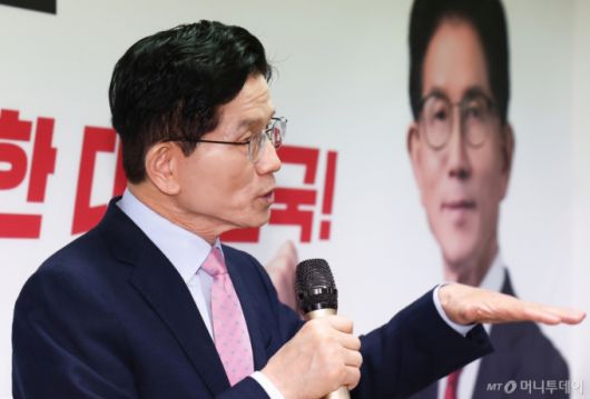 (서울=뉴스1) 김민지 기자 = 김문수 국민의힘 대선 경선 후보가 22일 오전 서울 여의도 선거사무소에서 청년을 위한 3대 부동산 공약 발표를 하고 있다. 2025.4.22/뉴스1  Copyright (C) 뉴스1. All rights reserved. 무단 전재 및 재배포,  AI학습 이용 금지. /사진=(서울=뉴스1) 김민지 기자