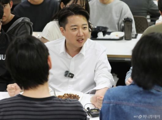 (부산=뉴스1) 윤일지 기자 = 이준석 개혁신당 대통령 후보가 14일 부산 금정구 부산대학교를 찾아 학생들과 학식을 먹으며 대화하고 있다.  2025.5.14/뉴스1  Copyright (C) 뉴스1. All rights reserved. 무단 전재 및 재배포,  AI학습 이용 금지. /사진=(부산=뉴스1) 윤일지 기자