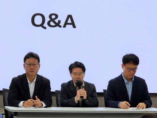 SK텔레콤이 14일 오전 서울 중구 삼화빌딩에서 열린 일일브리핑에서 유심 해킹 사고 이후 현황을 발표했다. (왼쪽부터) SK텔레콤의 김희섭 PR센터장, 임봉호 MNO사업부장, 류정환 네트워크인프라센터장. /사진=김승한 기자