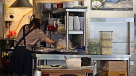 소상공인 관련 이미지. 서울 지역의 한 음식점에서 점원이 영업 준비 중인 모습. /사진=뉴스1