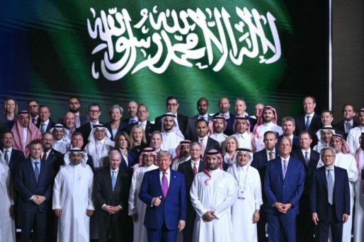 도널드 트럼프 미국 대통령과 무함마드 빈 살만 사우디아라비아 왕세자가 13일(현지시간) 리야드에서 열린 '사우디·미국 투자 포럼' 중 참석자들과 포즈를 취하고 있다. /AFPBBNews=뉴스1