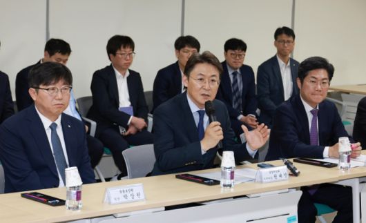 권대영 금융위원회 사무처장(사진 가운데)이 15일 오후 서울 여의도 금융보안원 교육센터에서금융위원회, 금융감독원, 금융보안원, 금융결제원, 한국거래소 등 금융 보안 유관기관들과 함께 개최한 금융보안 간담회를 주재했다./사진=금융위