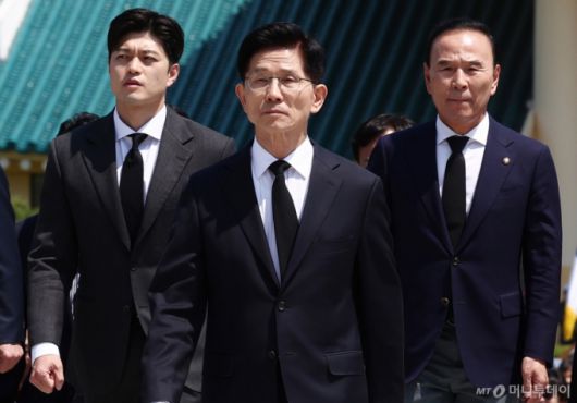 (대전=뉴스1) 김민지 기자 = 김문수 국민의힘 대통령 후보가 12일 대전 유성구 국립대전현충원 현충탑에서 김용태 비상대책위원장 내정자 등과 참배를 하기 위해 이동하고 있다. 2025.5.12/뉴스1  Copyright (C) 뉴스1. All rights reserved. 무단 전재 및 재배포,  AI학습 이용 금지. /사진=(대전=뉴스1) 김민지 기자