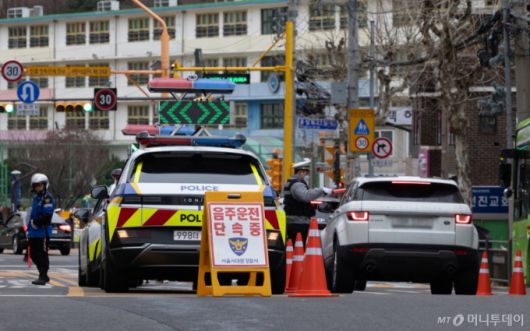 (서울=뉴스1) 이승배 기자 = 5일 오전 서울 서대문구 고은초등학교 앞에서 신학기 안전한 학교 만들기 캠페인의 일환으로 경찰들이 음주단속을 하고 있다. 2025.3.5/뉴스1  Copyright (C) 뉴스1. All rights reserved. 무단 전재 및 재배포,  AI학습 이용 금지. /사진=(서울=뉴스1) 이승배 기자