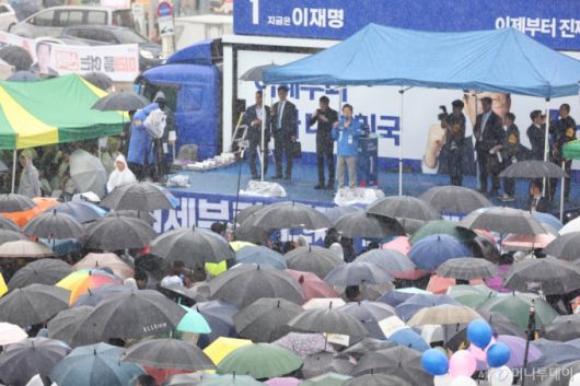 (여수=뉴스1) 안은나 기자 = 이재명 더불어민주당 대통령 후보가 '이순신 호국 벨트' 유세차 15일 오후 전남 여수시 이순신 광장을 찾아 지지를 호소하고 있다. (공동취재) 2025.5.15/뉴스1  Copyright (C) 뉴스1. All rights reserved. 무단 전재 및 재배포,  AI학습 이용 금지. /사진=(여수=뉴스1) 안은나 기자