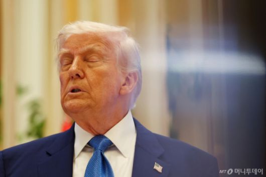 도널드 트럼프 미국 대통령이 16일 아랍에미리트 아부다비에서 중동 순방 마지막 일정으로 카스르 알 와탄에서 열린 비즈니스 포럼에 참석해 연설하고 있다. /아부다비 로이터=뉴스1