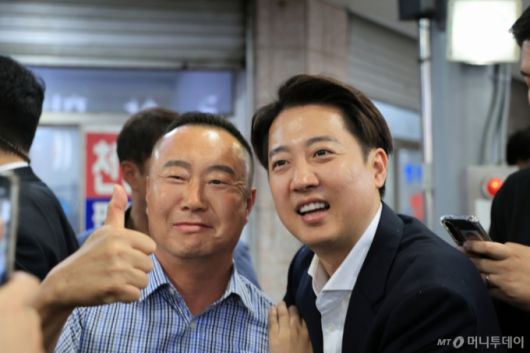 [천안=뉴시스] 박우경 기자=16일 이준석 개혁신당 대통령 후보가 충남권 표심 확보를 위해 충남 천안중앙시장을 찾아 시민과 기념촬영을 하고 있다. 2025.5.16.  /사진=박우경