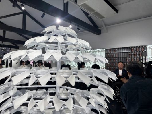 전시존 내 설치된 한지 제작 화이트 셔츠. 칼 라거펠트가 한국을 위해 특별히 제작했다. /사진=하수민기자