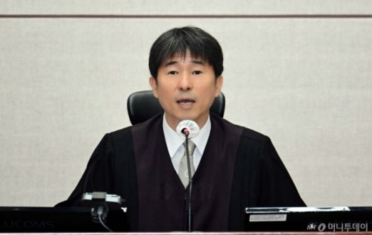 [서울=뉴시스] 사진공동취재단 = 지귀연 부장판사가 21일 오전 서울 서초구 서울중앙지법 417호 법정에서 열린 윤석열 전 대통령의 내란 우두머리 혐의 재판을 하기 전 언론 공개에 대한 발언을 하고 있다. 2025.04.21. photo@newsis.com /사진=