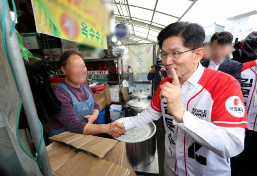 김문수 국민의힘 대통령 후보가 16일 경기도 수원시 팔달구 지동시장에서 열린 유세에서 상인들을 만나 지지를 호소하고 있다. /사진=뉴스1