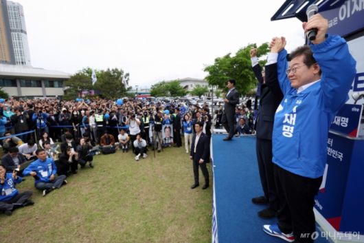 [익산=뉴시스] 조성우 기자 = 이재명 더불어민주당 대선후보가 16일 전북 익산시 익산역 동부광장에서 열린 유세에서 김상욱 무소속 의원과 손을 잡고 인사하고 있다. (공동취재) 2025.05.16. photo@newsis.com /사진=