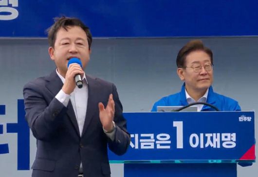 국민의힘 출신의 김용남 전 개혁신당 의원이 17일 광주 서구 김대중컨벤션센터 앞 유세에서 이재명 더불어민주당 대통령 후보 지지를 선언하고 있다./사진=이재명TV 라이브 캡처