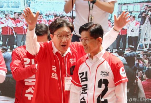 김문수 국민의힘 대선 후보가 13일 울산 남구 뉴코아아울렛 앞에서 유세를 하기 전 권성동 원내대표와 대화하고 있다. 2025.05.13. /사진=뉴시스 /사진=고승민