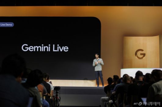 [마운틴뷰=AP/뉴시스] 샌디프 와라이치 구글 제품 매니저가 ‘메이드 바이 구글 2024’ 신제품 공개 행사에서 인공지능(AI) 비서 '제미나이'를 시연하고 있다. 2024.08.14.  /사진=민경찬