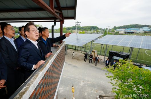 (여주=뉴스1) 안은나 기자 = 이재명 더불어민주당 대통령 후보가 2차 골목골목 경청투어에 나선 5일 오후 경기 여주시 구양리를 찾아 태양광 시설을 둘러보고 있다. 2025.5.5/뉴스1  Copyright (C) 뉴스1. All rights reserved. 무단 전재 및 재배포,  AI학습 이용 금지. /사진=(여주=뉴스1) 안은나 기자