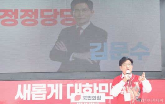 권성동 국민의힘 공동선거대책위원장이 17일 오후 제주시 민속오일시장을 찾아 김문수 후보 지지를 호소하고 있다. 2025.5.17/사진=뉴스1 /사진=(제주=뉴스1) 강승남 기자