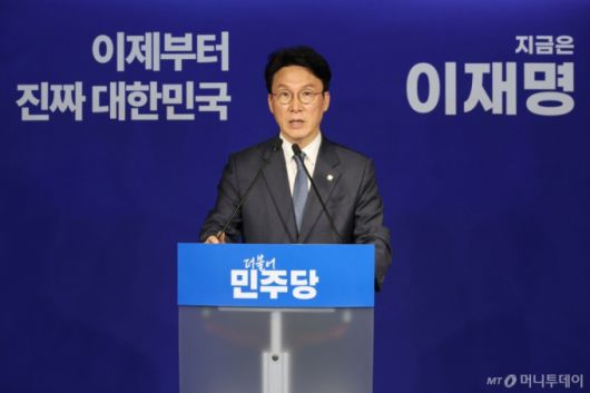 김민석 더불어민주당 상임 공동선대위원장이 11일 오전 서울 여의도 당사에서 국민의힘 김문수 대통령 후보  확정 관련 입장 발표 기자회견을 하고 있다. 2025.5.11/사진=뉴스1 /사진=(서울=뉴스1) 이광호 기자