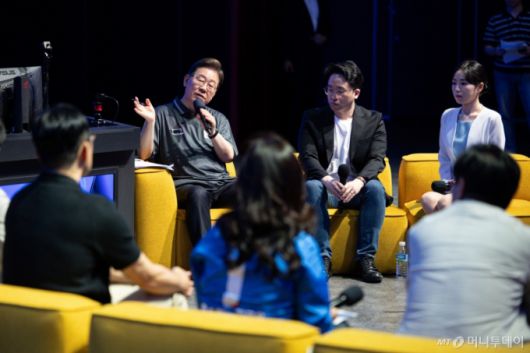 [광주=뉴시스] 조성우 기자 = 이재명 더불어민주당 대선 후보가 17일 오후 광주 동구 조선대학교에 위치한 광주이스포츠경기장에서 열린 'K-콘텐츠e스포츠 LEVEL UP!' e스포츠 산업 현장간담회에서 발언을 하고 있다. (공동취재) 2025.05.17. photo@newsis.com /사진=김근수