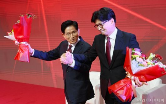 3일 경기 고양 킨텍스에서 열린 국민의힘 대선 후보 선출 전당대회에서 최종 후보로 선출된 김문수 후보가 한동훈 후보와 손을 잡고 있다. (공동취재) 2025.05.03. /사진=뉴시스 /사진=고승민
