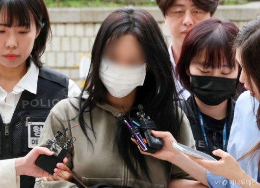 (서울=뉴스1) 박세연 기자 = 축구 국가대표팀 주장 손흥민을 상대로 돈을 받아내려해 공갈 혐의를 받고 있는 양씨(20대 여성)가 17일 서초구 서울중앙지방법원에서 열린 구속 전 피의자심문(영장심사)에 출석하고 있다.  양 씨는 지난해 6월 손흥민 측에 "아이를 임신했다"며 태아 초음파 사진을 보내고 이 사실을 폭로하겠다고 협박해 3억 원을 뜯어낸 혐의를 받는다. 양 씨가 주장하는 임신 시점은 손흥민 측 진술과 차이가 있는 것으로 알려졌다. 2025.5.17/뉴스1  Copyright (C) 뉴스1. All rights reserved. 무단 전재 및 재배포,  AI학습 이용 금지. /사진=(서울=뉴스1) 박세연 기자