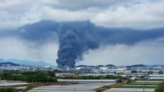 17일 오전 광주 광산구 소촌동 금호타이어 공장에서 화재가 발생해 소방 당국이 진화 작업 중인 모습. /사진=뉴시스