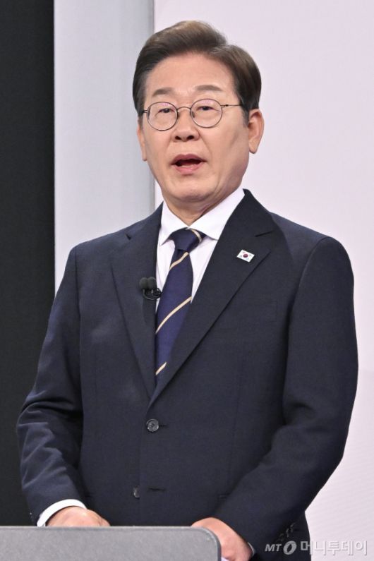 [서울=뉴시스] 국회사진기자단 = 이재명 더불어민주당 대선 후보가 18일 서울 마포구 SBS프리즘타워에서 열린 중앙선거방송토론위원회 주관 제21대 대통령선거 후보자 토론회 시작에 앞서 준비하고 있다. 2025.05.18. photo@newsis.com /사진=권창회