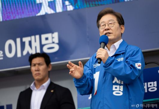 [군산=뉴시스] 조성우 기자 = 이재명 더불어민주당 대선후보가 16일 전북 군산시 구시청광장에서 열린 유세에서 연설하고 있다. (공동취재) 2025.05.16.